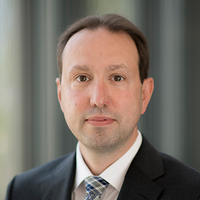 Sebastian Eberhard ist Diplom-Finanzwirt (FH), Steuerberater und Geschäftsführer bei der DLF Treuhand Steuerberatungsgesellschaft aus Mainz
